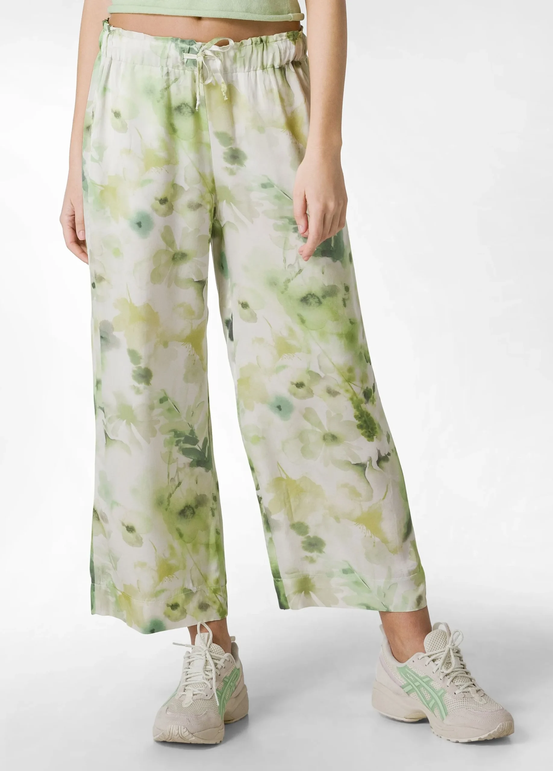 Shop Pantalone Cropped In Raso Stampato Verde Donna Pantaloni