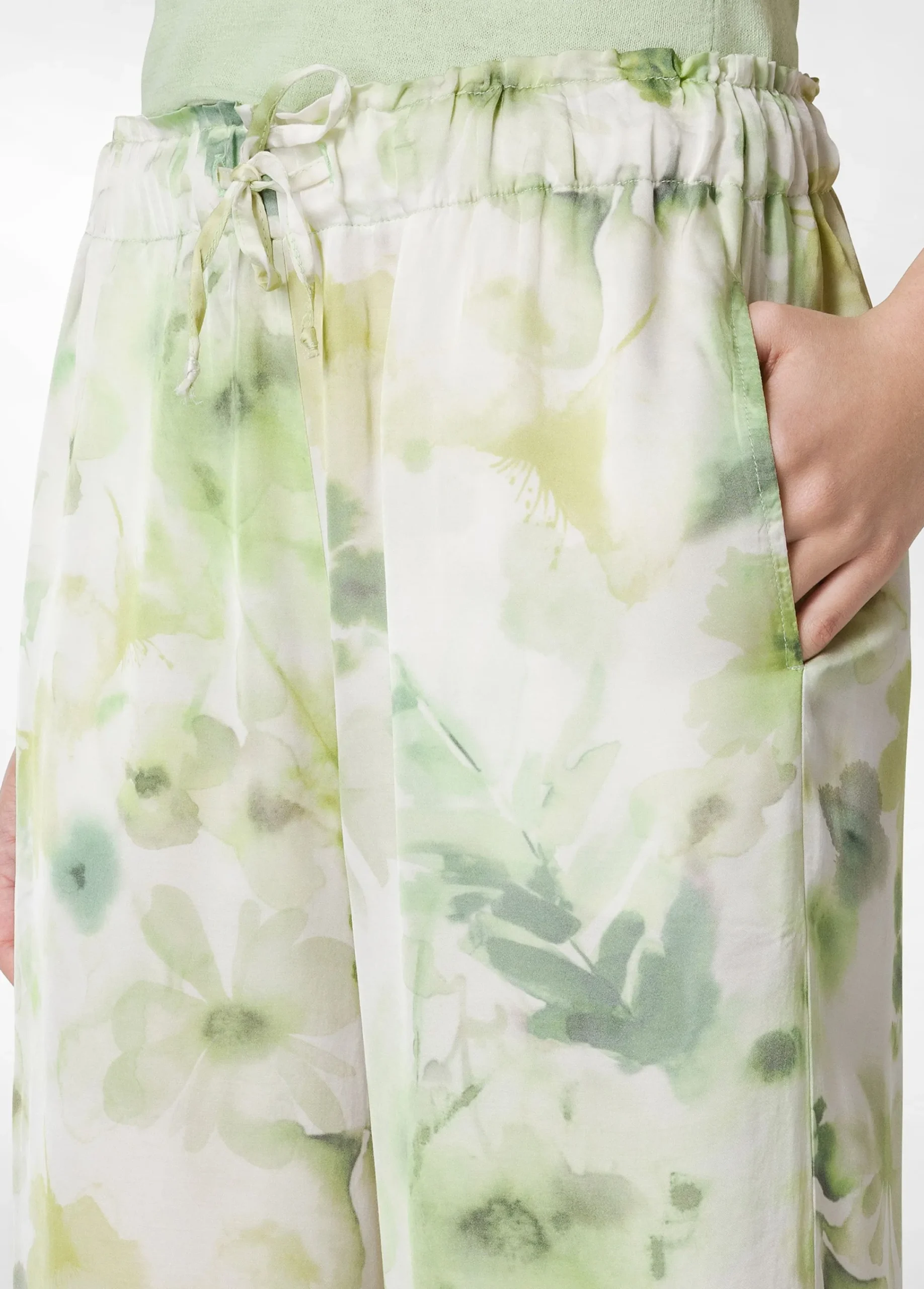 Shop Pantalone Cropped In Raso Stampato Verde Donna Pantaloni