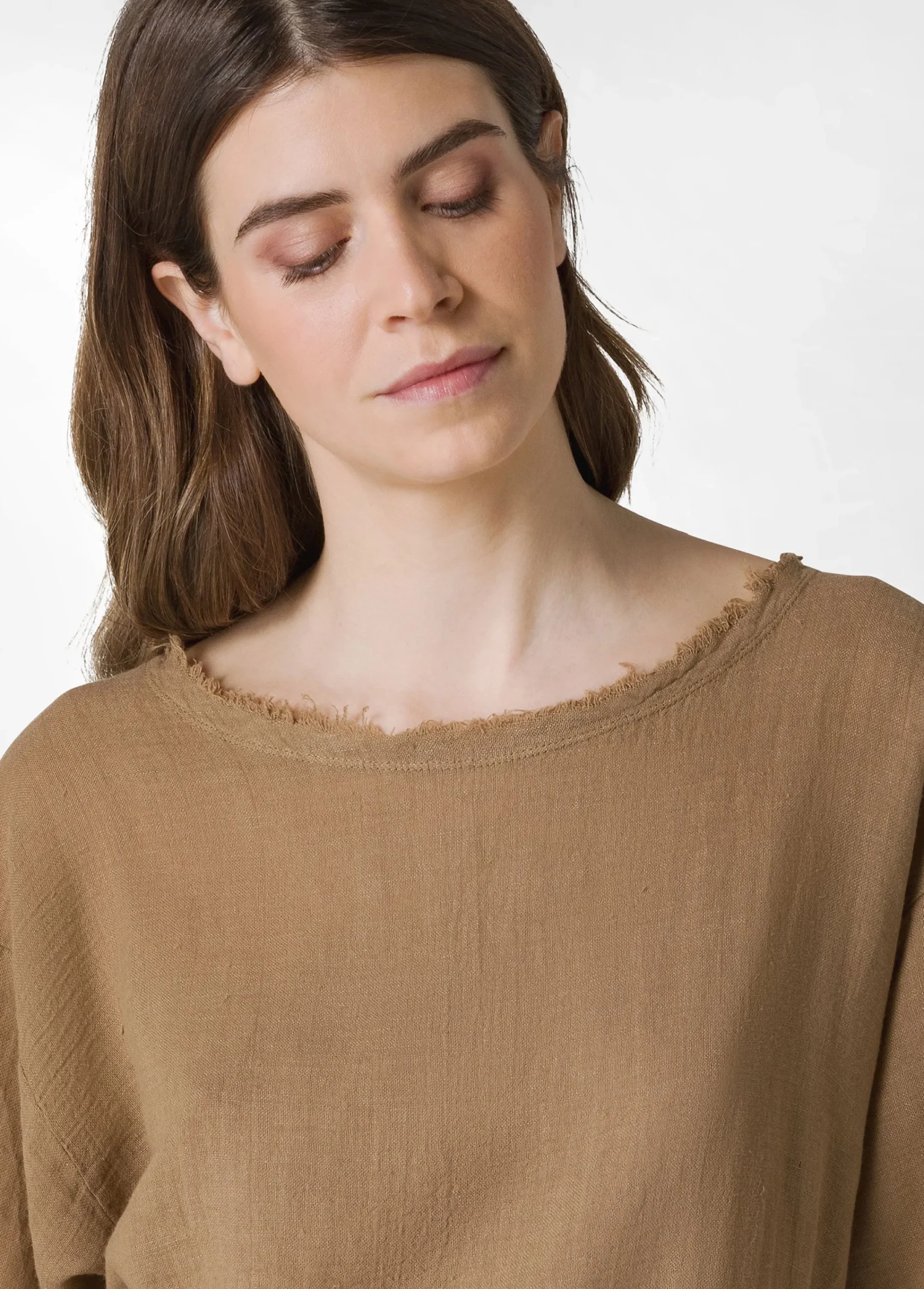 Shop T-Shirt Sfrangiata In Lino Marrone Donna Top & T-Shirts